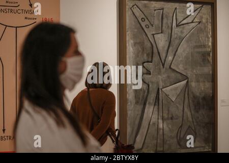 28.Mai 2020: 28. Mai 2020 (Malaga) das Picasso Museum in Malaga hat seine Türen nach 80 Tagen geschlossen und den Zustand der Alarm und Einsperrigkeit wegen der Krise des Coronavirus mit der Ausstellung ''Genealogien der Kunst'' von Künstlern wie Pablo Picasso, Giacometi, Brancusi oder Mondrian wieder geöffnet. Quelle: Lorenzo Carnero/ZUMA Wire/Alamy Live News Stockfoto