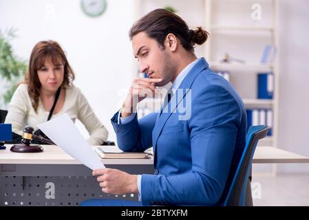 Verletzte Frau und Richter im Gerichtssaal Stockfoto