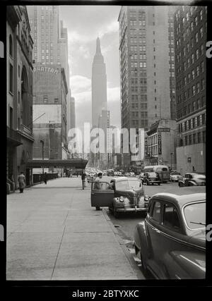 West 34th Street in New York City, Manhattan Empire State Building sichtbar. Ca. 1950, Bild von 1.75' x 2.75' Negativ. Stockfoto