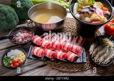 Shabu - Shabu ist ein japanisches Nabemono Hot Pot Gericht aus dünn geschnittenem Fleisch und Gemüse in Wasser gekocht und serviert mit Dip-Soßen. Stockfoto