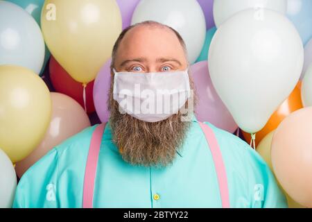 Close-up Porträt seiner er lustig funky verrückt bärtigen Fett Mann genießen Feier Jubiläum valentinstag Party tragen coole Kleidung Gaze Maske selbst Stockfoto