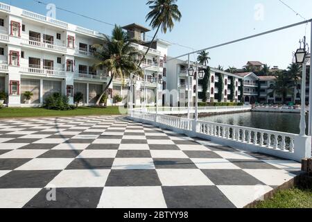 Ein Spaziergang durch das Hotel Rio, entlang des Flusses Baga nach Mahindra Dorada Stockfoto