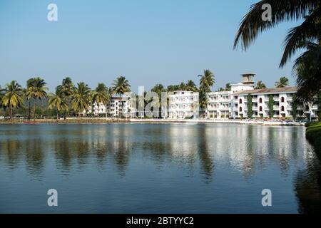 Ein Spaziergang durch das Hotel Rio, entlang des Flusses Baga nach Mahindra Dorada Stockfoto