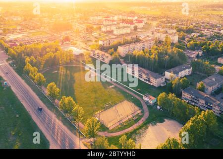 Stadion Fußball Fußballplatz, Wohnviertel in der Stadt Sport-Objekt Landschaft bei Sonnenuntergang Tag mit schönem Sonnenlicht. Luftaufnahme Stockfoto