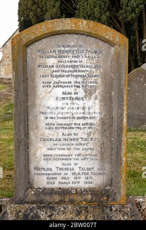 Nahaufnahme des Talbot-Grabes von William Henry Fox in Lacock Village Churchyard, Lacock, Wiltshire, England, Großbritannien Stockfoto