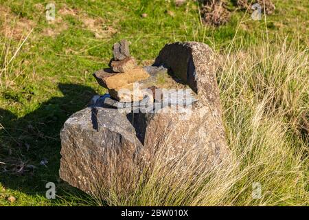 Blick auf Titterstone Clee mit den stillgelegten Steinbruch und Gebäuden auf einem warmen sonnigen Herbsttag, Ludlow, Shropshire, Großbritannien Stockfoto