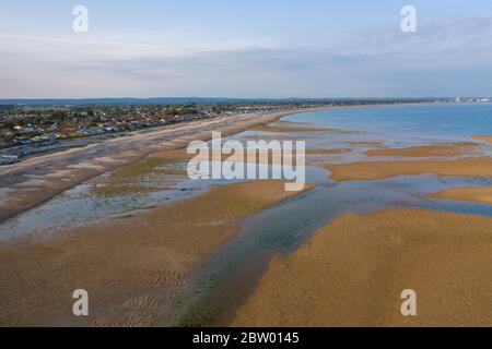 Luftaufnahme entlang der Küste von Pagham Village bei Ebbe. Stockfoto