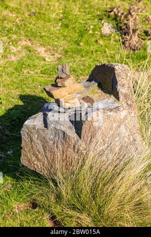 Blick auf Titterstone Clee mit den stillgelegten Steinbruch und Gebäuden auf einem warmen sonnigen Herbsttag, Ludlow, Shropshire, Großbritannien Stockfoto