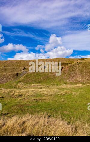 Blick auf Titterstone Clee mit den stillgelegten Steinbruch und Gebäuden auf einem warmen sonnigen Herbsttag, Ludlow, Shropshire, Großbritannien Stockfoto