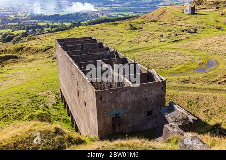 Blick auf Titterstone Clee mit den stillgelegten Steinbruch und Gebäuden auf einem warmen sonnigen Herbsttag, Ludlow, Shropshire, Großbritannien Stockfoto