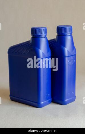 Zwei blaue Kunststoffbehälter für Schmiermittel ohne Etikett, Behälter für Chemikalien.1 Liter Kunststoffbehälter. Nahaufnahme. Selektiver Fokus. Stockfoto