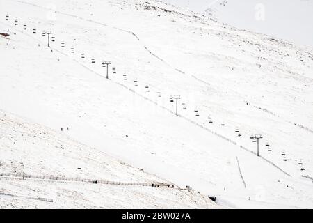 Skilift im Schnee bei Ben Nevis. Nevis Range Mountain Resort, Fort William, Highlands, Schottland Stockfoto