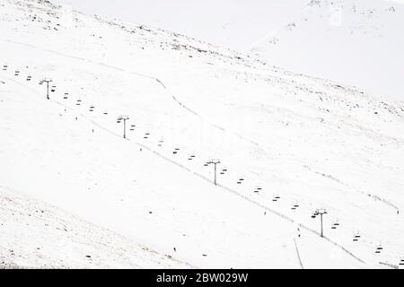 Skilift im Schnee bei Ben Nevis. Nevis Range Mountain Resort, Fort William, Highlands, Schottland Stockfoto