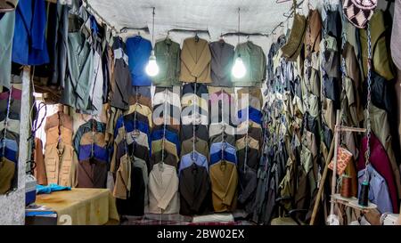 Herrenmode in Sanandaj Bazaar, Hauptstadt der kurdischen Provinz Iran Stockfoto