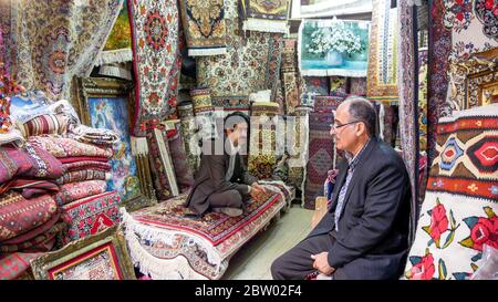 Teppichhändler im Sanandaj Bazaar, Hauptstadt der kurdischen Provinz Iran Stockfoto