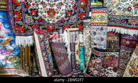 Perserteppiche in Sanandaj Bazaar, Hauptstadt der kurdischen Provinz Iran Stockfoto