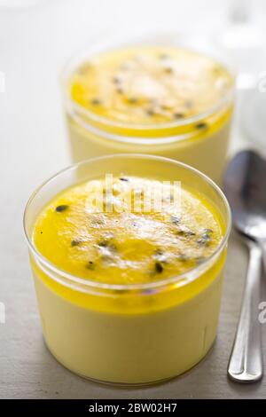 Joghurt mit Mango und Passionsfrucht Schicht Stockfoto