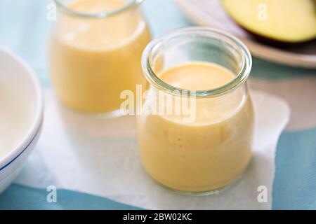 Mango lassie in Gläsern auf blauem Hintergrund Stockfoto
