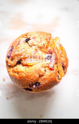 Blaubeer Muffin mit Zitronenschale Stockfoto