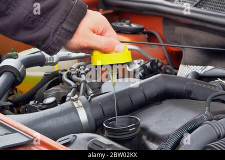 Konzept der Fahrzeugwartung. Der Fahrer überprüft den Ölstand im Motor. Nahaufnahme. Stockfoto