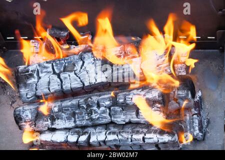 Flammen, brennende Wälder und Rauch schließen sich. Grillsaison in der Natur geöffnet. Stockfoto