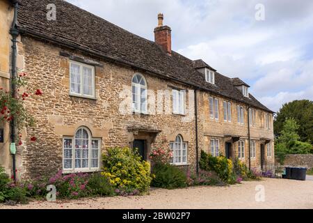 Hübsche Steinterrassenhäuser in Lacock Village, Wiltshire, England, Großbritannien. Während der Coronavirus-Pandemie (COVID‑19) aufgenommen Stockfoto