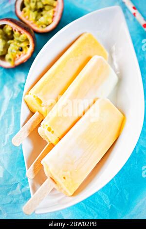 Marmorierten Joghurt und Passionsfrucht Eis Eis Stiel Stockfoto