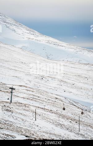 Seilbahn im Schnee bei Ben Nevis. Nevis Range Mountain Resort, Fort William, Highlands, Schottland Stockfoto