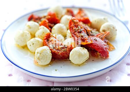 Mozzarella Käsebällchen mit sonnengetrockneten Tomaten Stockfoto