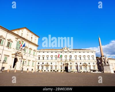 Das Präsidentengebäude des Palazzo del Quirinale auf der linken Seite und Palazzo della Consulta - Rom, Italien Stockfoto