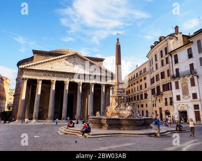 Pantheon auf der piazza della Rotonda und sein Brunnen, erbaut von Giacomo della Porta - Rom, Italien Stockfoto