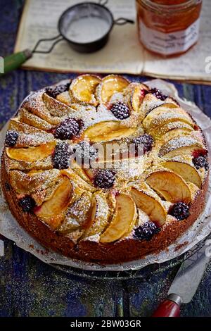 Brombeeren und Apfelkuchen mit Puderzucker Stockfoto