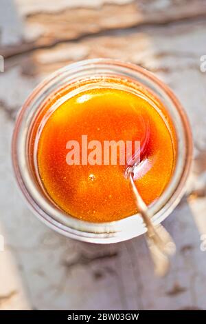 Manuka Honig im Glas mit Löffel, Morgensonne Stockfoto
