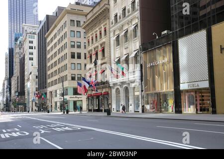 Leere 5th Avenue, Luxus Longchamp, Furla Geschäfte geschlossen während Coronavirus Sperrung, New York City, USA Mai 2020 Stockfoto