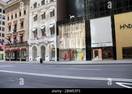 Leere 5th Avenue, Luxusgeschäfte geschlossen während der Sperrung von Coronavirus, New York City, USA Mai 2020 Stockfoto