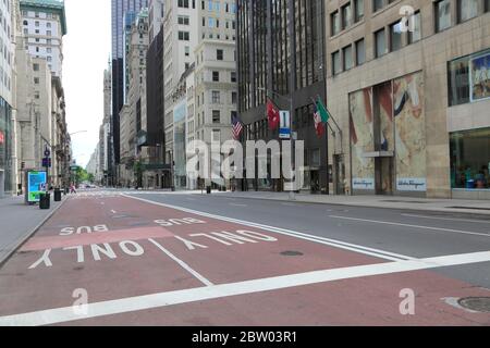 Leere 5th Avenue, Luxusgeschäfte geschlossen während der Sperrung von Coronavirus, New York City, USA Mai 2020 Stockfoto