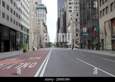 Leere 5th Avenue, Luxusgeschäfte geschlossen während der Sperrung von Coronavirus, New York City, USA Mai 2020 Stockfoto