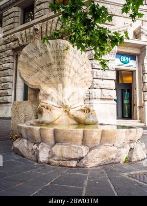 Fontana delle API (Brunnen der Bienen) ist ein Brunnen auf der Piazza Barberini und von Gian Lorenzo Bernini - Rom, Italien gemeißelt Stockfoto