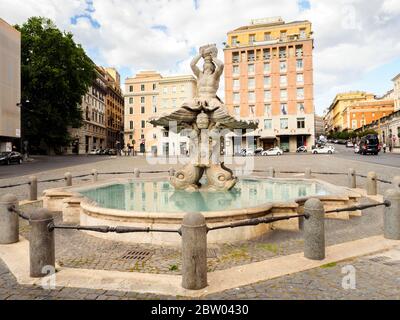 Fontana del Tritone (Tritonbrunnen) von Gian Lorenzo Bernini - Rom, Italien Stockfoto