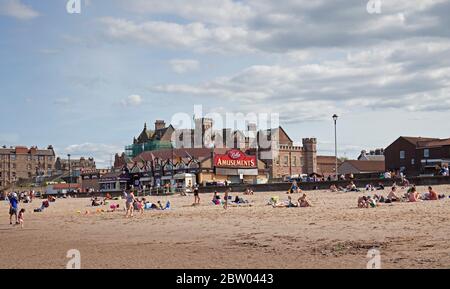 Portobello, Edinburgh, Schottland. 28 Mai 2020. 25 Grad am späten Nachmittag am Meer. Der Strand und die Promenade waren recht voll, die Polizei ging weiter, aber sie kümmerten sich nicht darum, mit jemandem über das Sitzen zu sprechen, da der schottische erste Minister einige der Einschränkungen für die schottische Öffentlichkeit lockert. Stockfoto