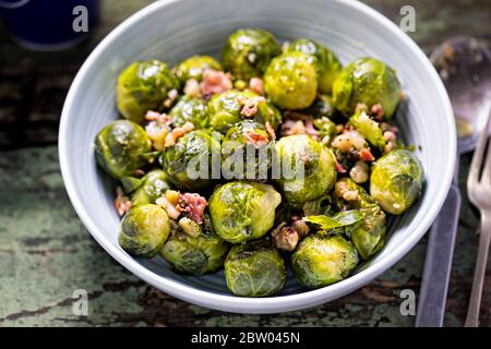 Rosenkohl mit Speck, weihnachtsseite Stockfoto