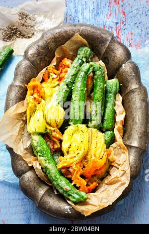 Gebratene Zucchini-Blüten auf Servierplatte Stockfoto