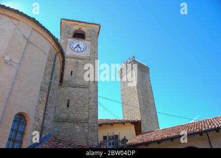 Blick auf den Turm von Albaretto Torre, Piemont - Italien Stockfoto