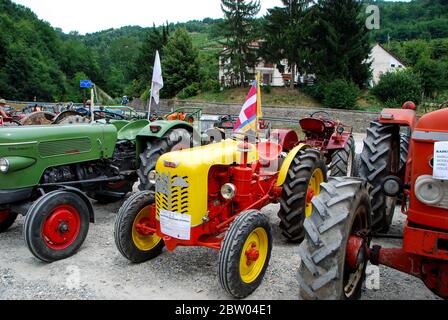 Alte Traktoren bei einer Ausstellung in Langhe, Piemont - Italien Stockfoto