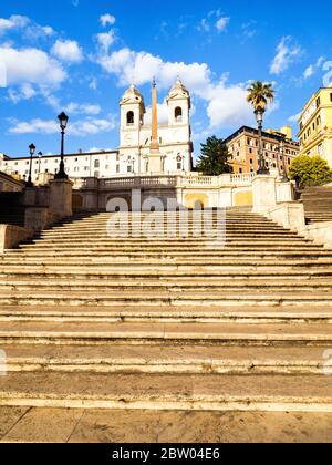 Spanische Treppe (Scalinata di Trinità dei Monti) zwischen der Piazza di Spagna und der Piazza Trinità dei Monti, die von der Trinità dei Monti Kirche an der Spitze - Rom, Italien dominiert Stockfoto