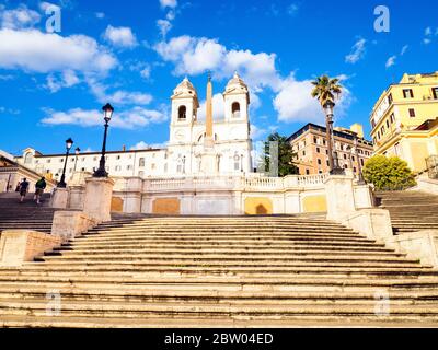 Spanische Treppe (Scalinata di Trinità dei Monti) zwischen der Piazza di Spagna und der Piazza Trinità dei Monti, die von der Trinità dei Monti Kirche an der Spitze - Rom, Italien dominiert Stockfoto