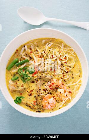 Gegrilltes Hähnchen King Garnelen Laksa Suppe Stockfoto