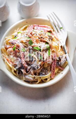 Schinken & Pilze Tagliatelle, Petersilie Stockfoto