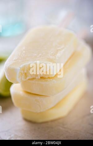 Limetten- und Kokosnuss-Stielchen gestapelt Stockfoto