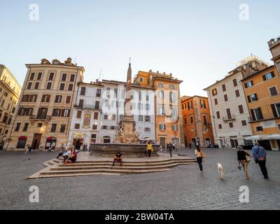 Fontana del Pantheon Piazza della Rotonda von Giacomo Della Porta - Rom, Italien konstruiert Stockfoto